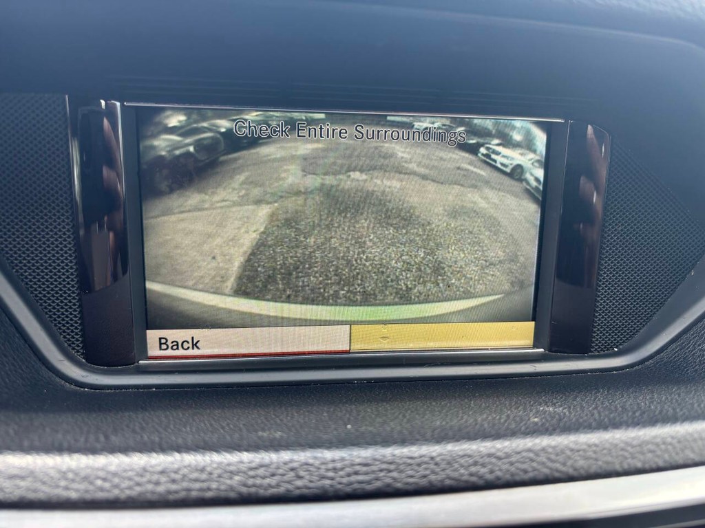 Mercedes-Benz E-Class Vehicle Full-screen Gallery Image 16