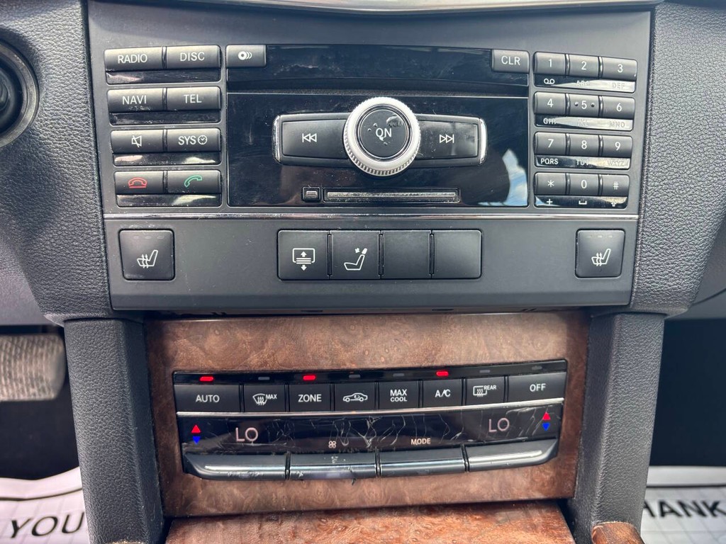 Mercedes-Benz E-Class Vehicle Full-screen Gallery Image 17