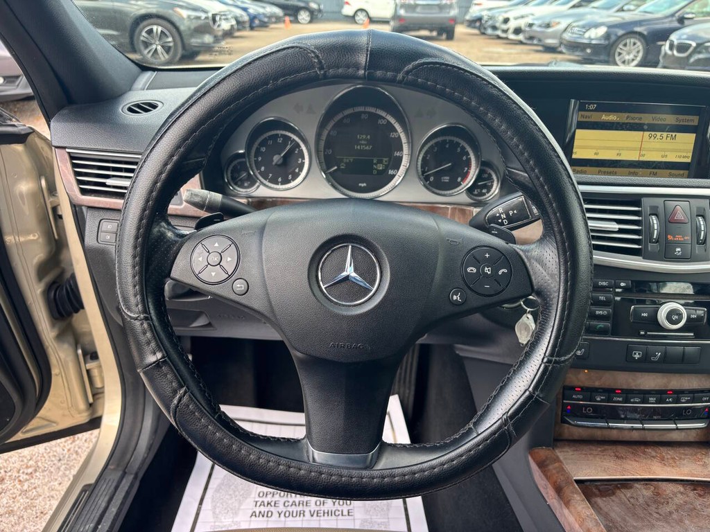 Mercedes-Benz E-Class Vehicle Full-screen Gallery Image 18