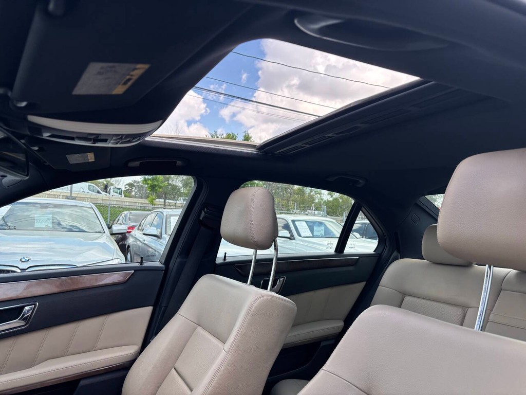 Mercedes-Benz E-Class Vehicle Full-screen Gallery Image 19