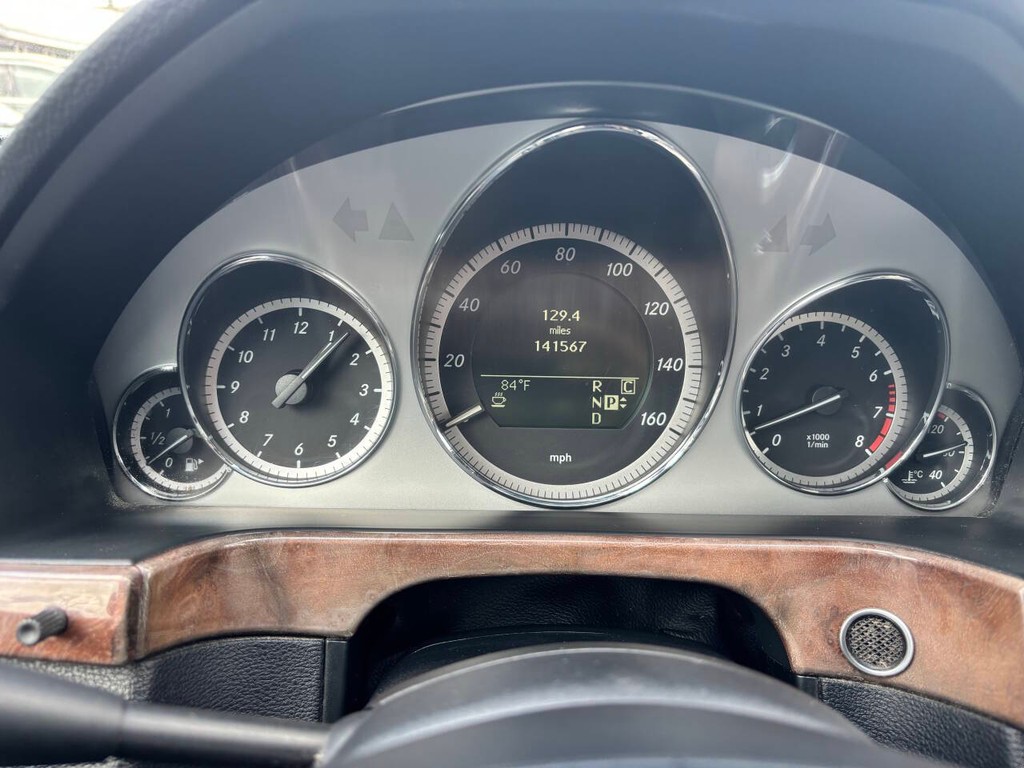 Mercedes-Benz E-Class Vehicle Full-screen Gallery Image 20