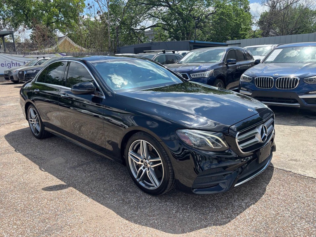 Mercedes-Benz E-Class Vehicle Full-screen Gallery Image 02