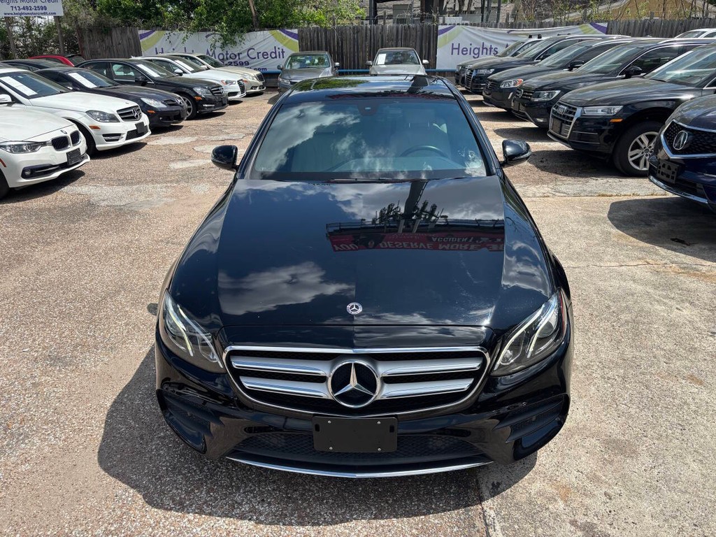 Mercedes-Benz E-Class Vehicle Full-screen Gallery Image 03