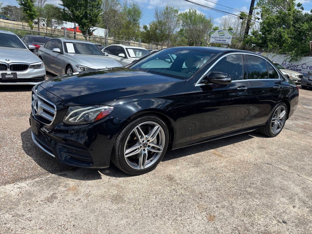 Mercedes-Benz E-Class Vehicle Full-screen Gallery Image 04