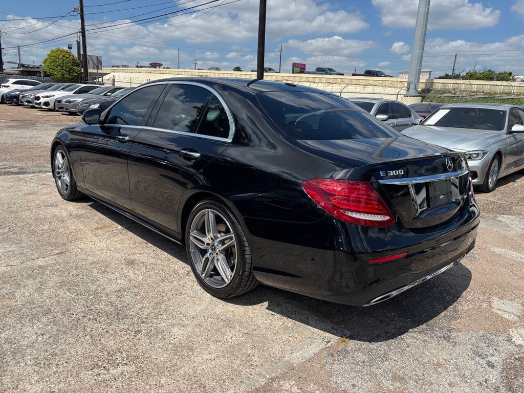 Mercedes-Benz E-Class Vehicle Full-screen Gallery Image 05