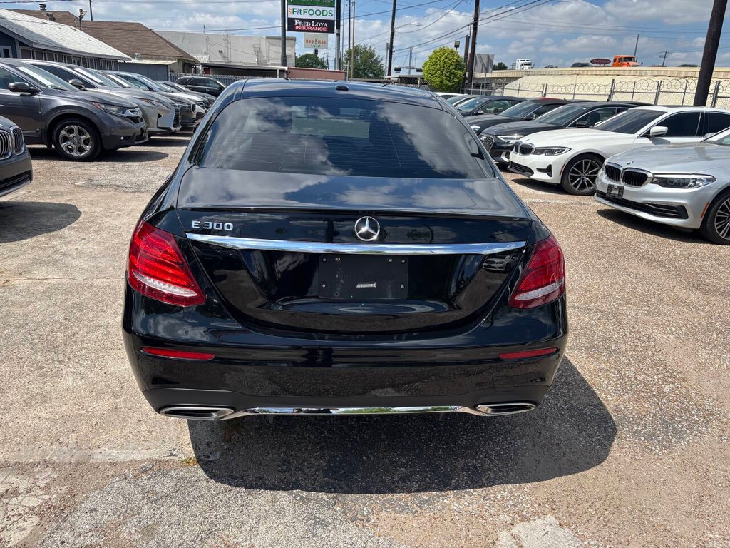 Mercedes-Benz E-Class Vehicle Full-screen Gallery Image 06