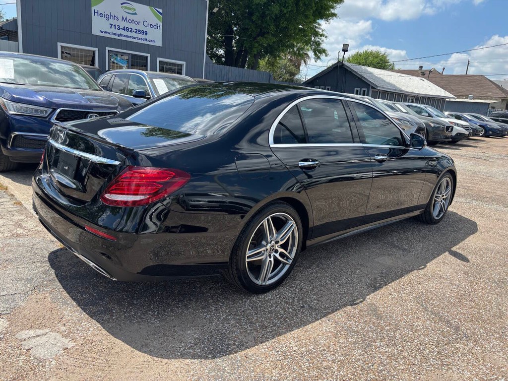 Mercedes-Benz E-Class Vehicle Full-screen Gallery Image 07