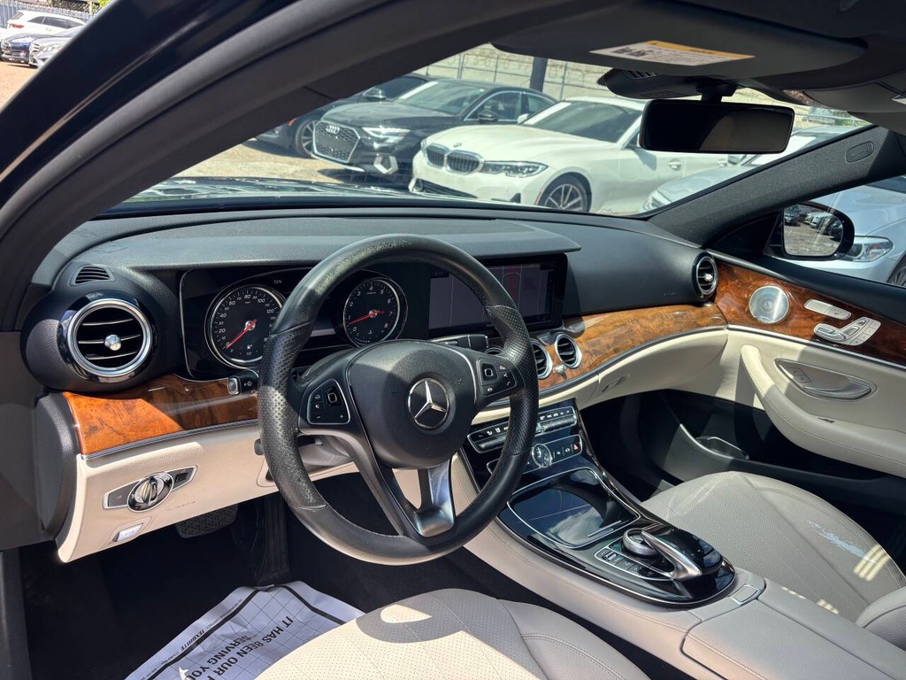 Mercedes-Benz E-Class Vehicle Full-screen Gallery Image 08