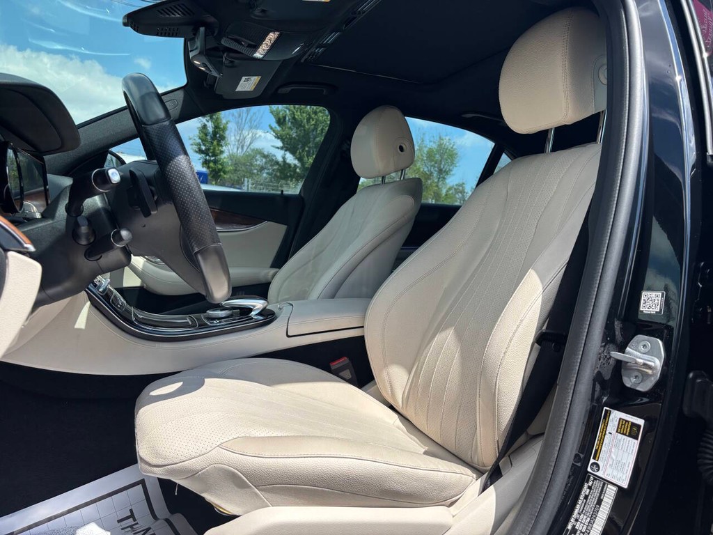 Mercedes-Benz E-Class Vehicle Full-screen Gallery Image 09