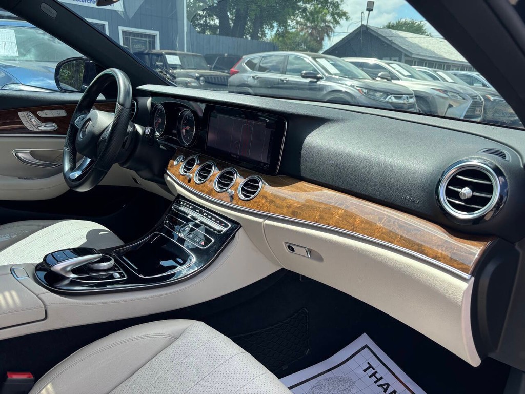 Mercedes-Benz E-Class Vehicle Full-screen Gallery Image 10