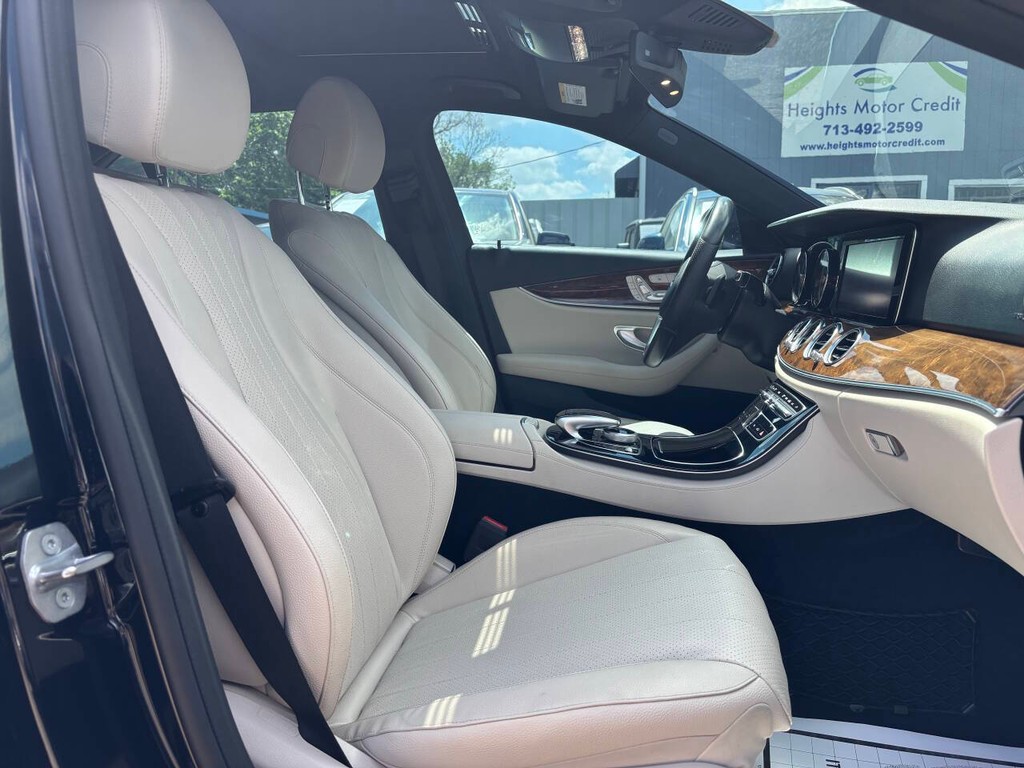 Mercedes-Benz E-Class Vehicle Full-screen Gallery Image 11