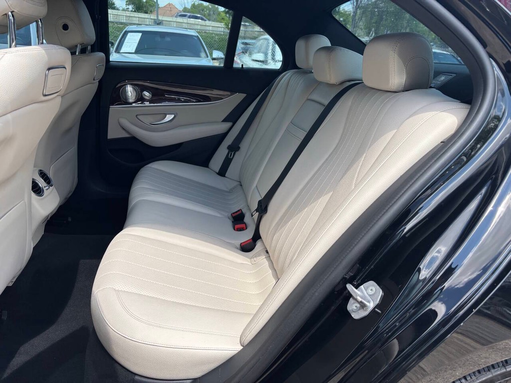 Mercedes-Benz E-Class Vehicle Full-screen Gallery Image 12