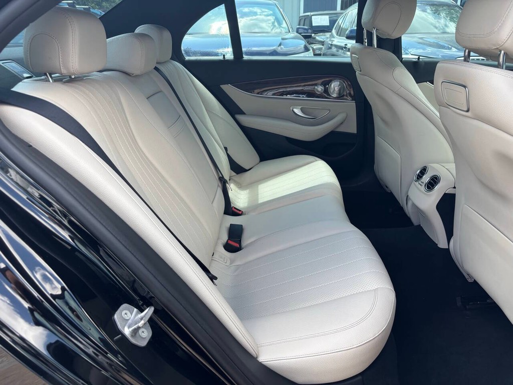 Mercedes-Benz E-Class Vehicle Full-screen Gallery Image 13