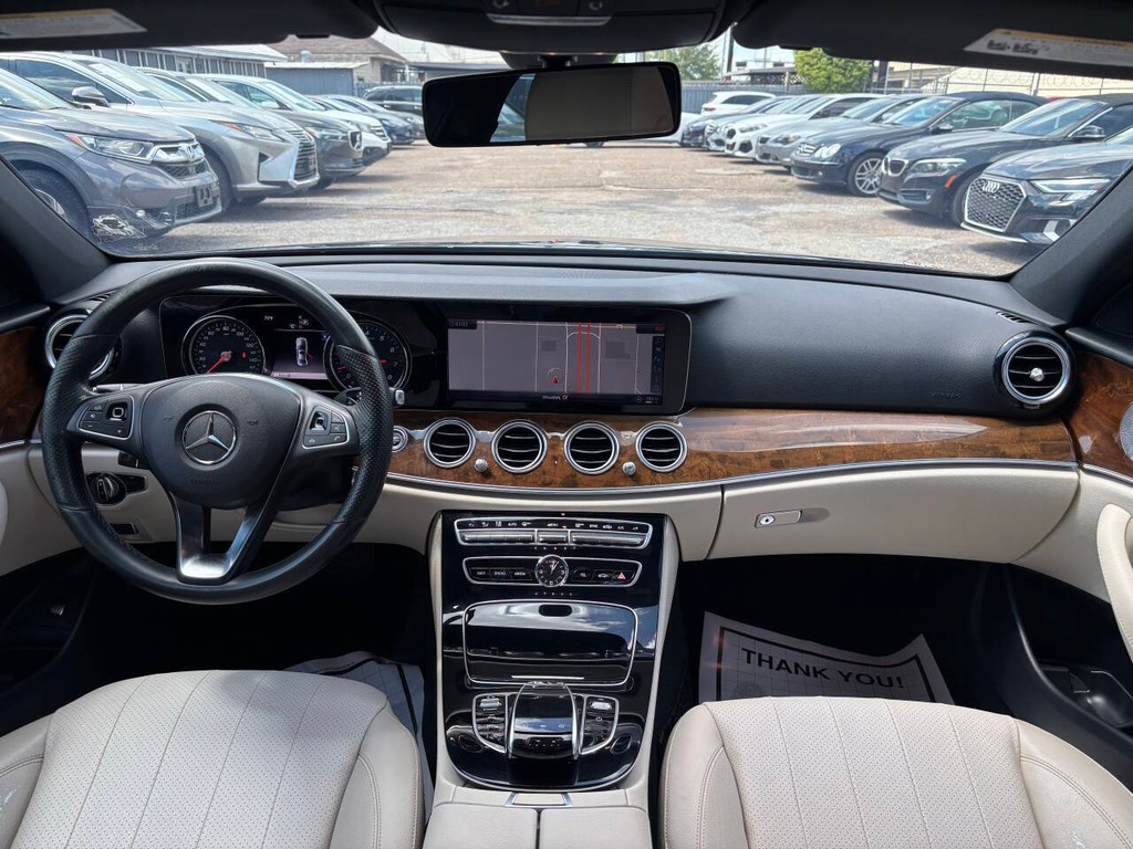 Mercedes-Benz E-Class Vehicle Full-screen Gallery Image 14