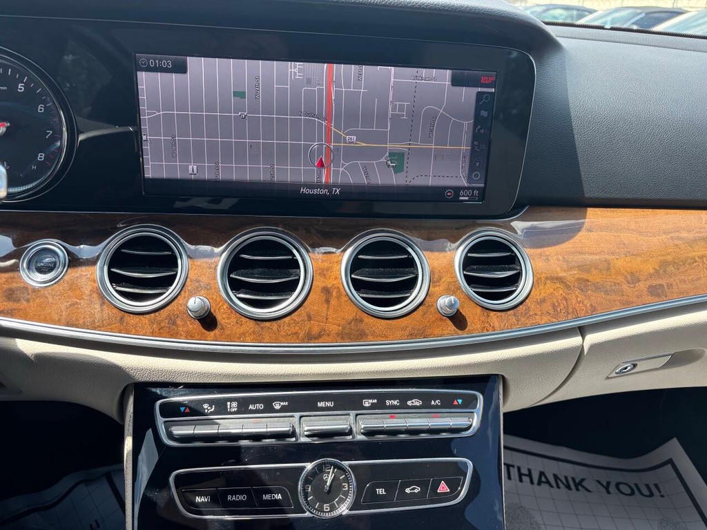 Mercedes-Benz E-Class Vehicle Full-screen Gallery Image 15