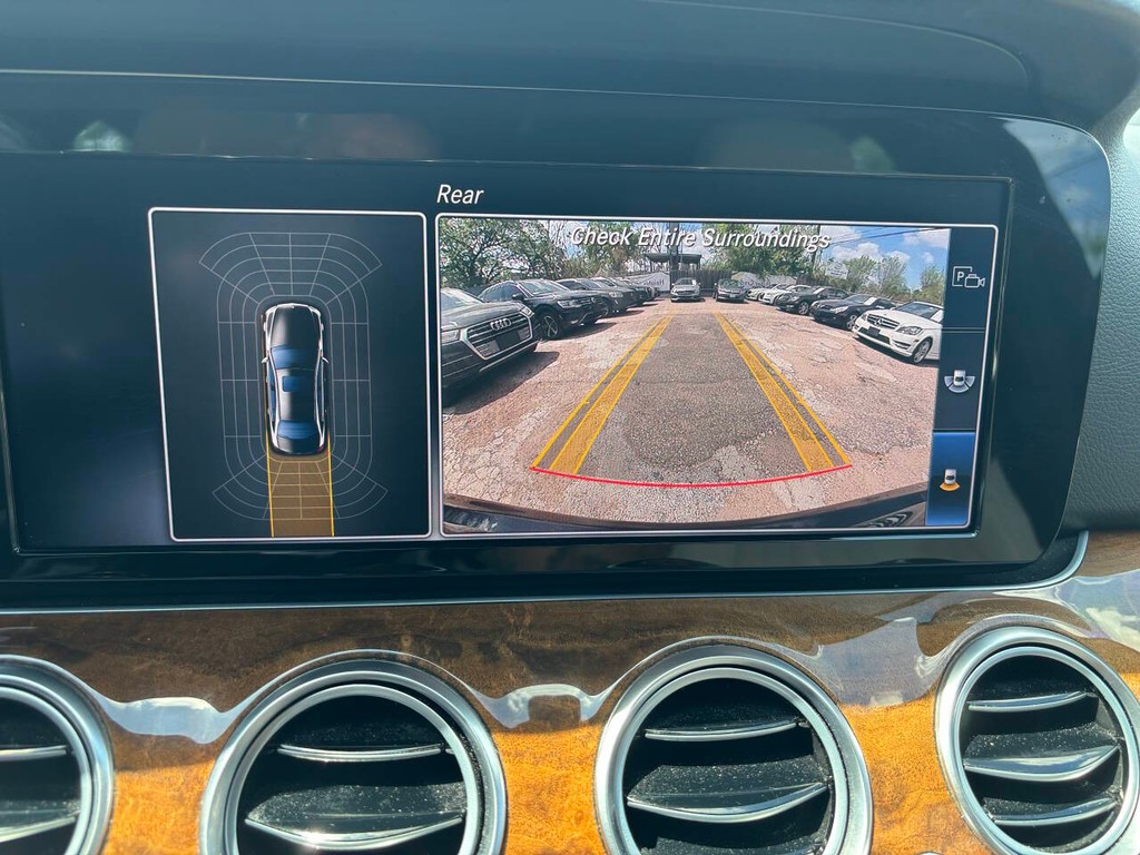 Mercedes-Benz E-Class Vehicle Full-screen Gallery Image 16