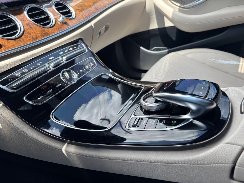 Mercedes-Benz E-Class Vehicle Full-screen Gallery Image 17