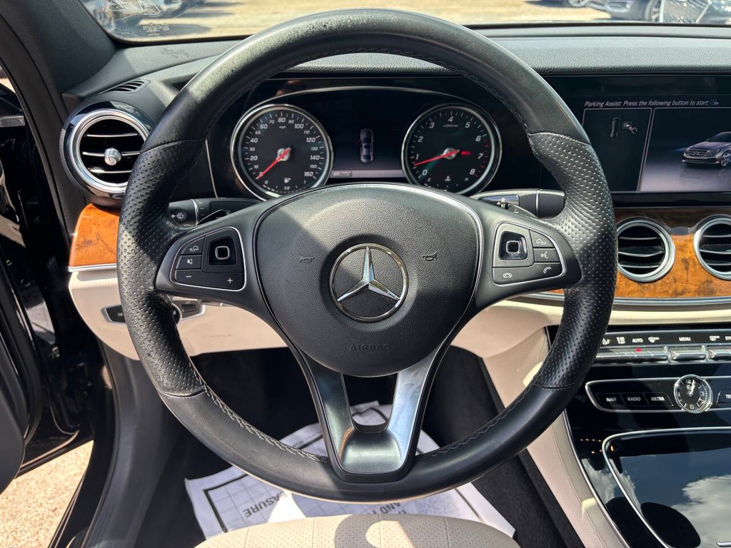 Mercedes-Benz E-Class Vehicle Full-screen Gallery Image 18