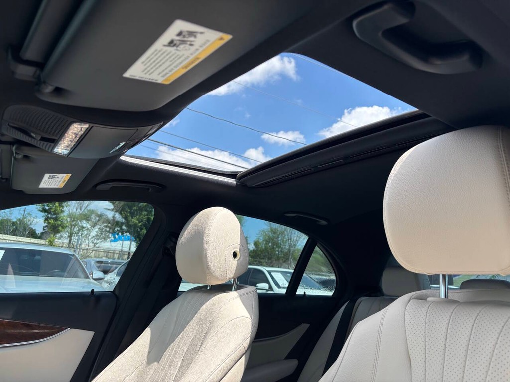 Mercedes-Benz E-Class Vehicle Full-screen Gallery Image 19