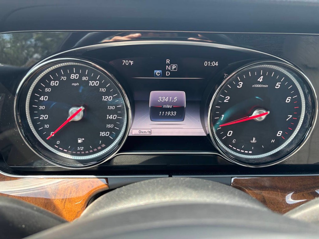 Mercedes-Benz E-Class Vehicle Full-screen Gallery Image 20