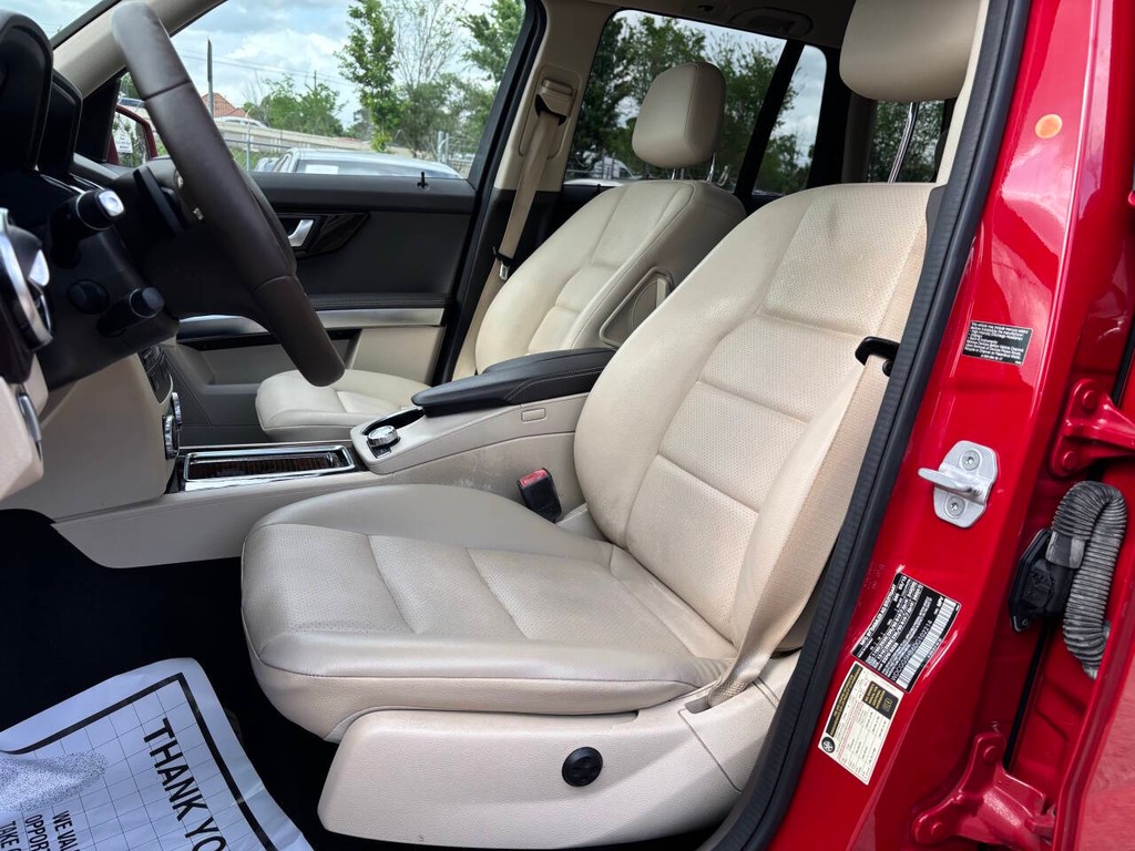 Mercedes-Benz GLK-Class Vehicle Full-screen Gallery Image 09