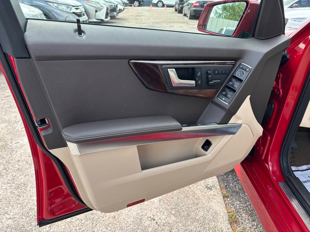 Mercedes-Benz GLK-Class Vehicle Full-screen Gallery Image 10