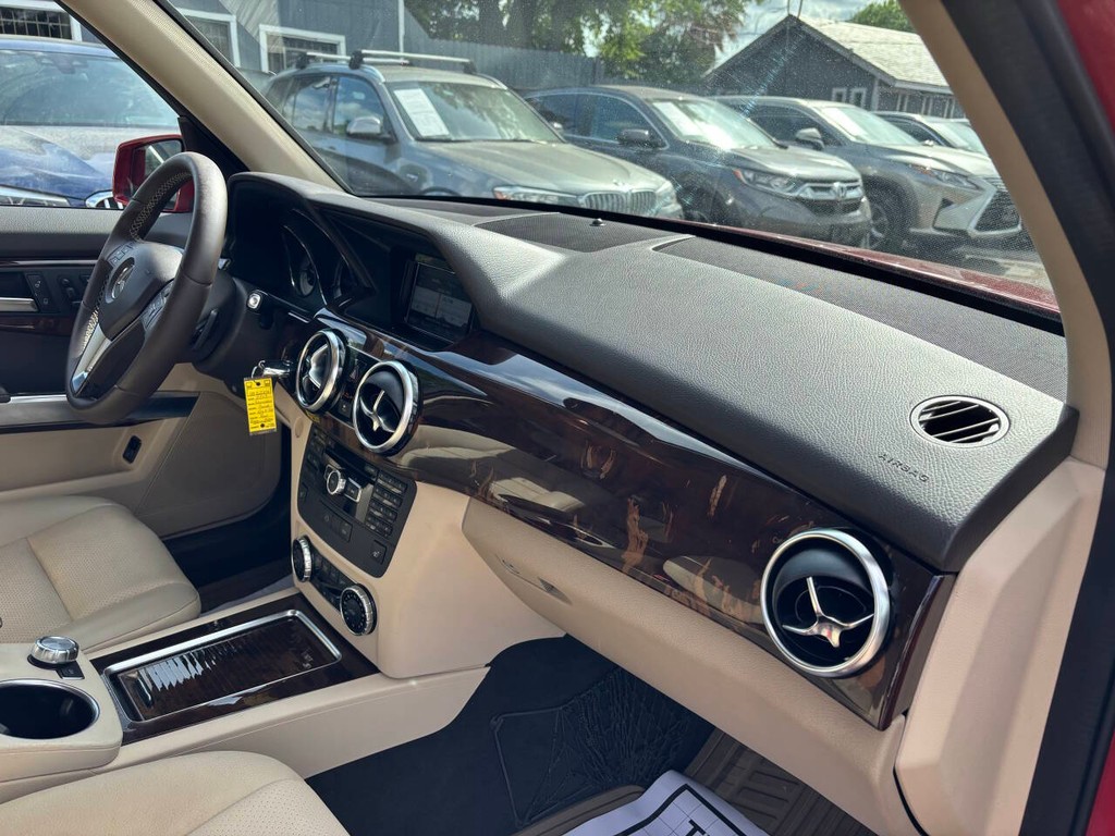 Mercedes-Benz GLK-Class Vehicle Full-screen Gallery Image 11