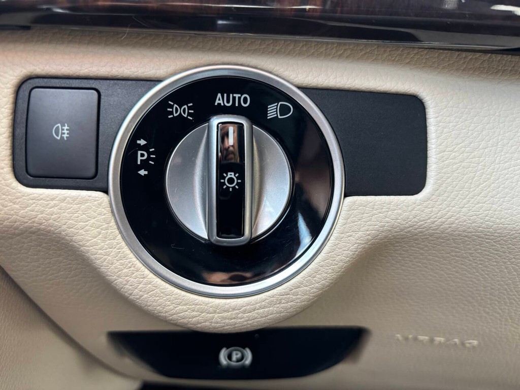 Mercedes-Benz GLK-Class Vehicle Full-screen Gallery Image 24