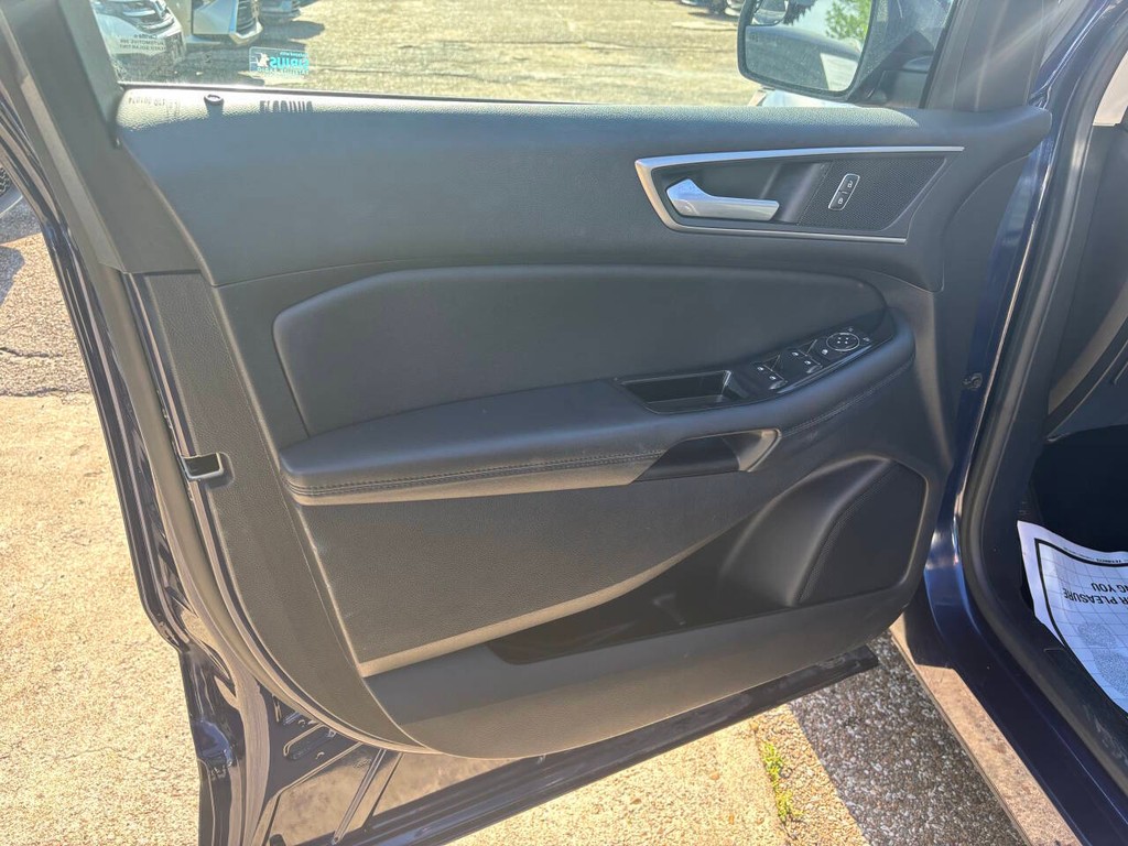 Ford Edge Vehicle Full-screen Gallery Image 09