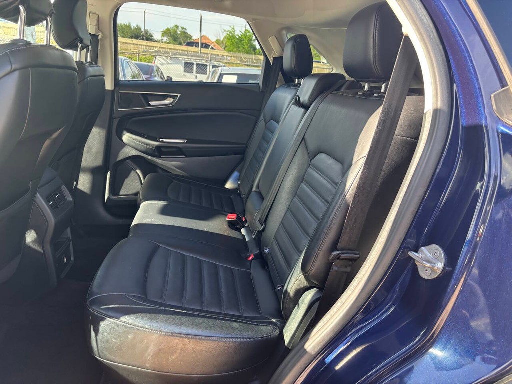 Ford Edge Vehicle Full-screen Gallery Image 12