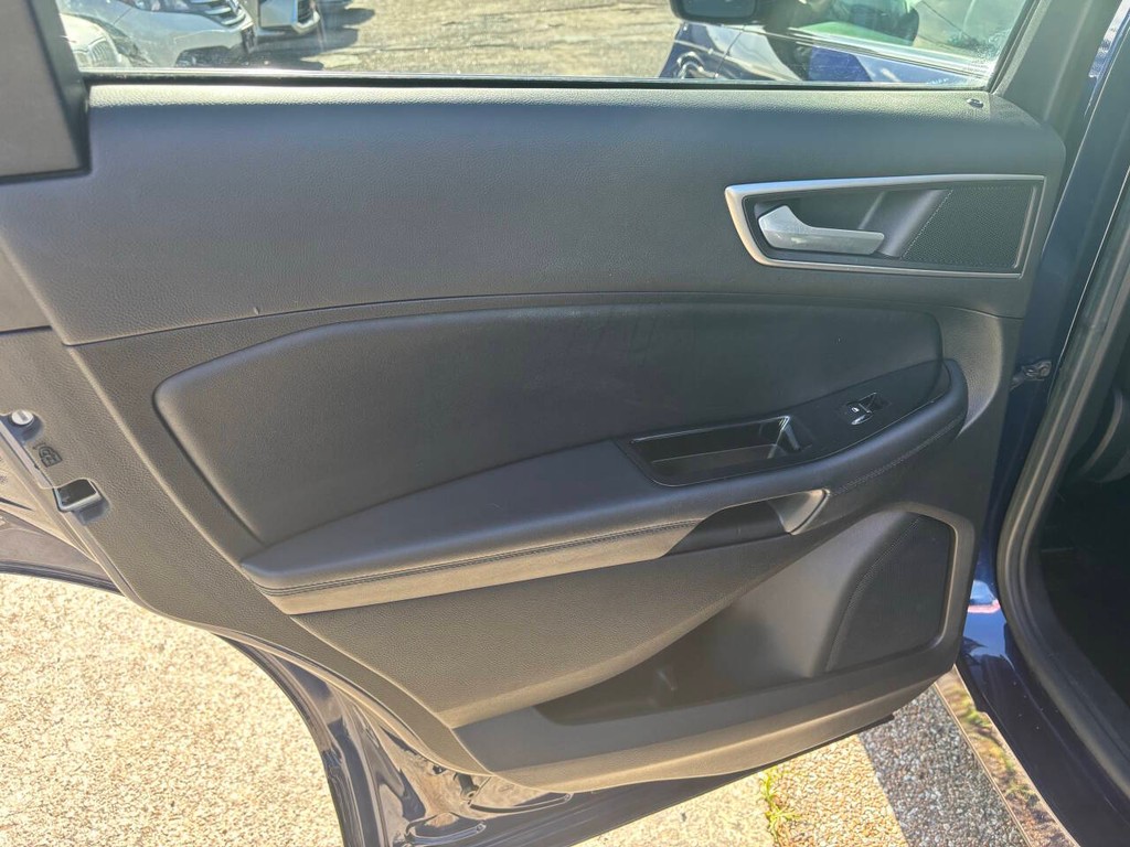 Ford Edge Vehicle Full-screen Gallery Image 15