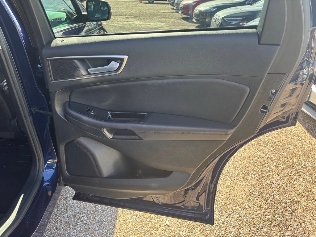 Ford Edge Vehicle Full-screen Gallery Image 17