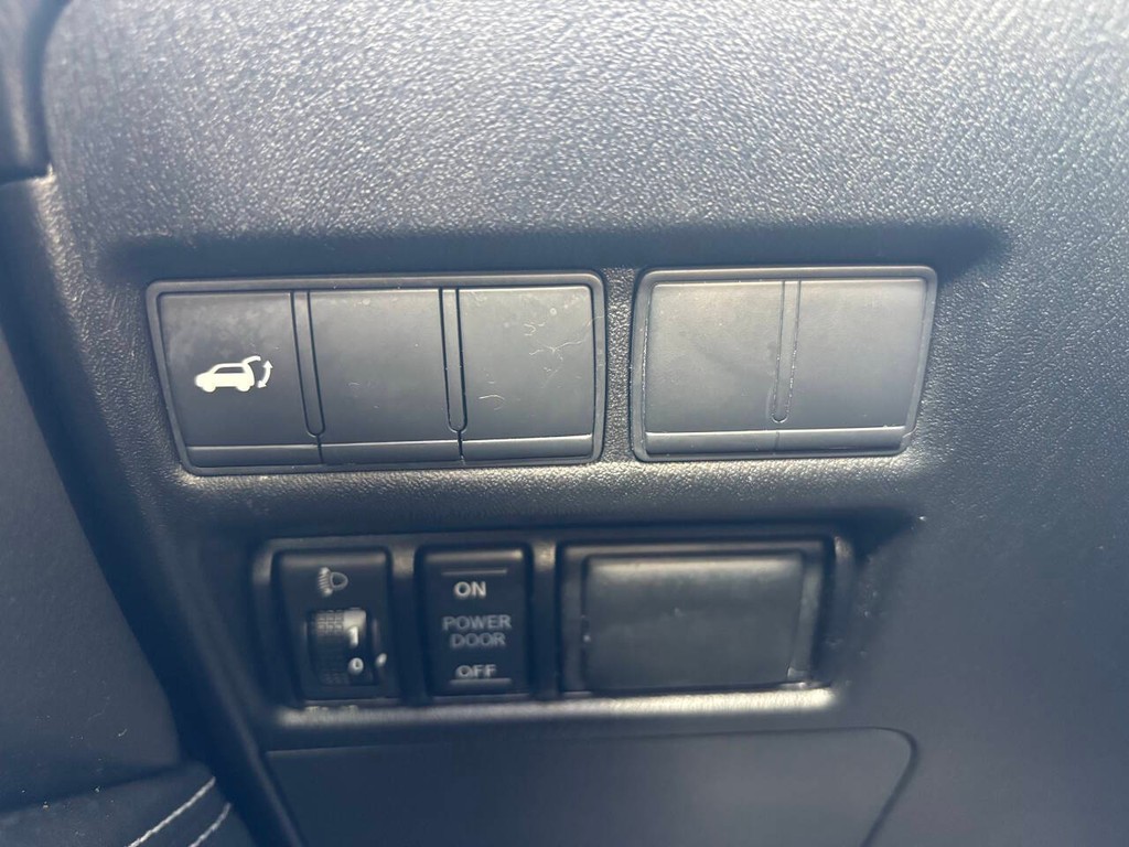 Nissan Armada Vehicle Full-screen Gallery Image 31