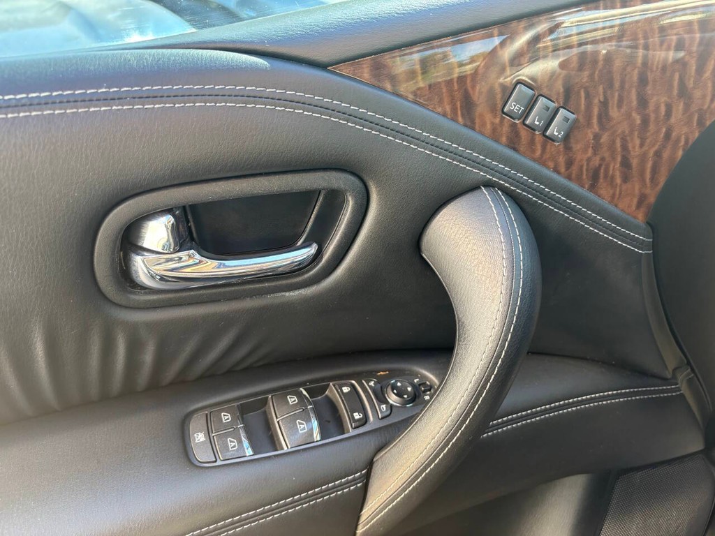Nissan Armada Vehicle Full-screen Gallery Image 32
