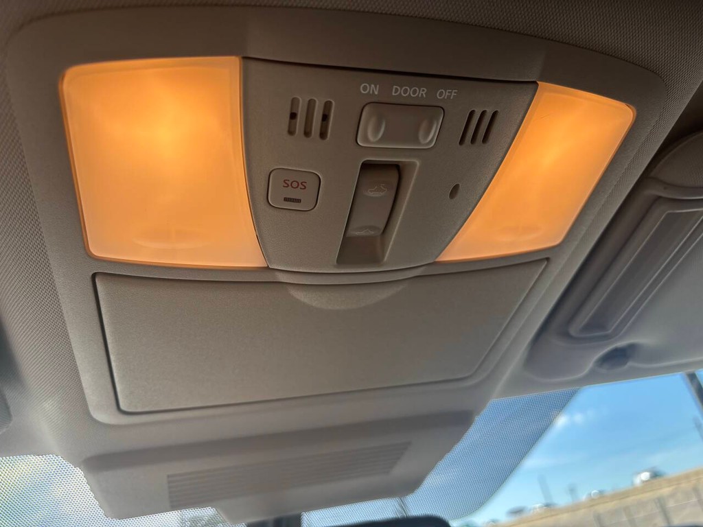 Nissan Armada Vehicle Full-screen Gallery Image 33