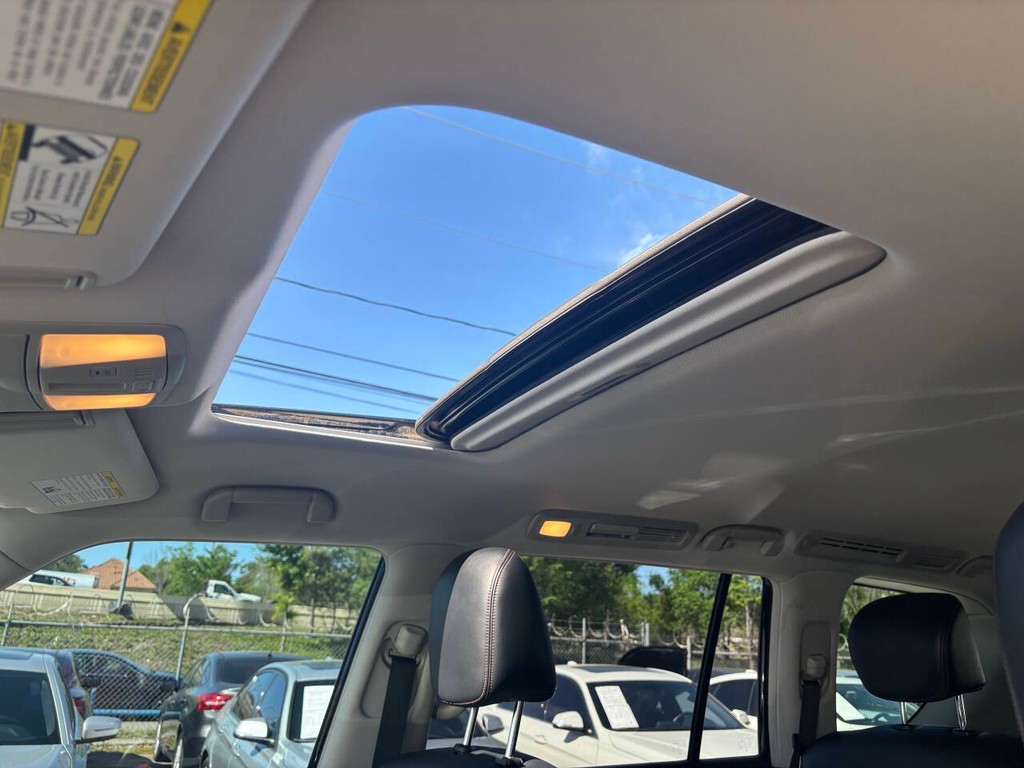 Nissan Armada Vehicle Full-screen Gallery Image 34