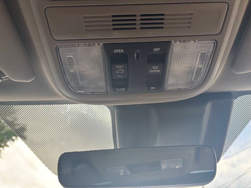 Honda Odyssey Vehicle Full-screen Gallery Image 32