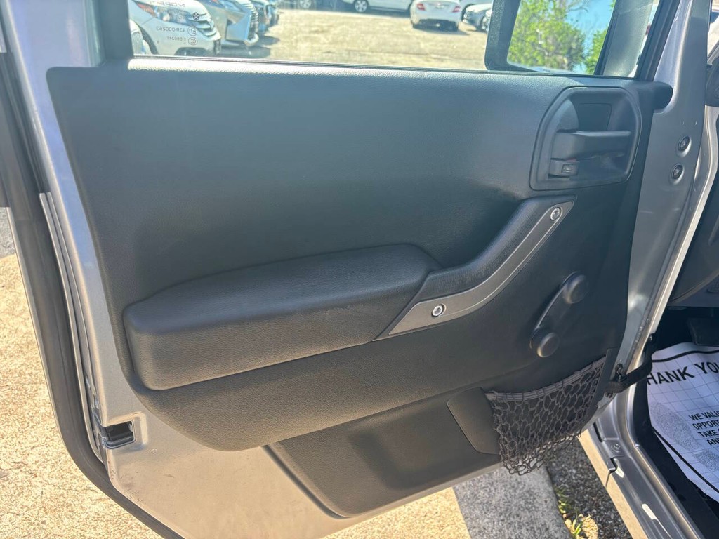 Jeep Wrangler Unlimited Vehicle Full-screen Gallery Image 09