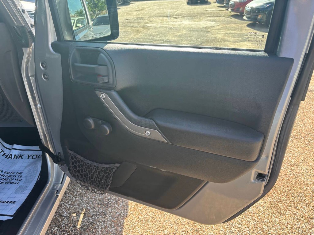 Jeep Wrangler Unlimited Vehicle Full-screen Gallery Image 12