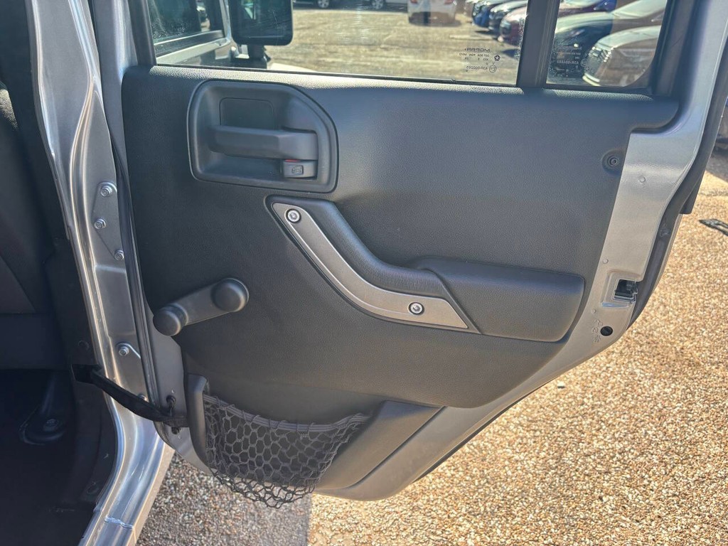 Jeep Wrangler Unlimited Vehicle Full-screen Gallery Image 16