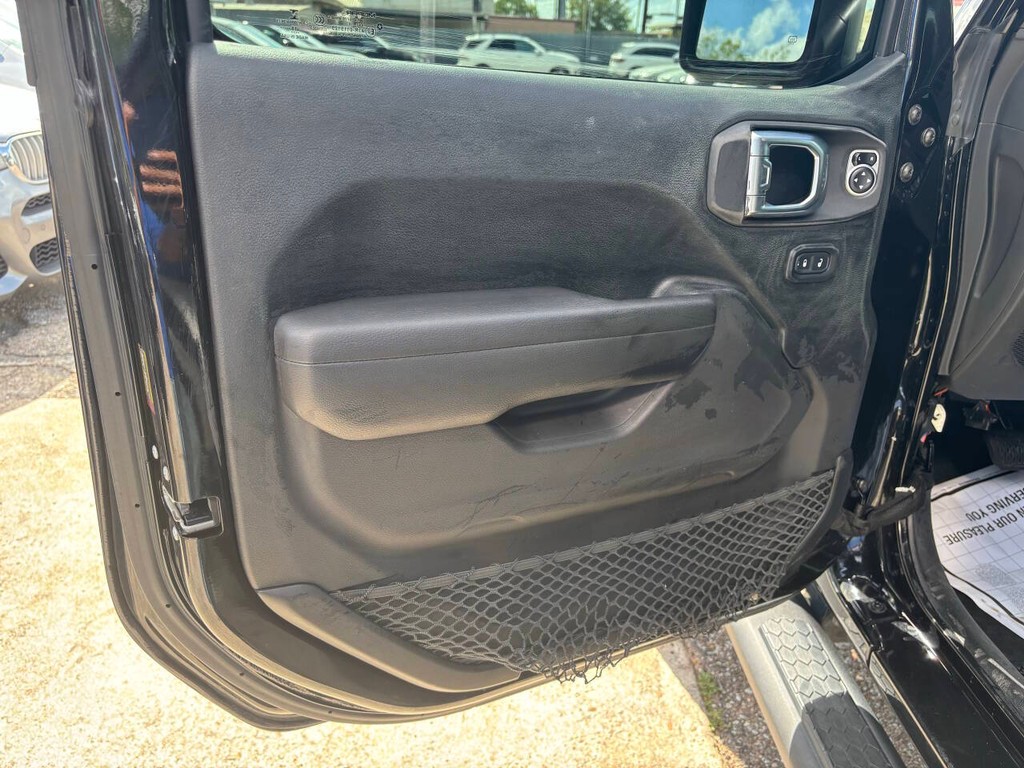 Jeep Wrangler Unlimited Vehicle Full-screen Gallery Image 10