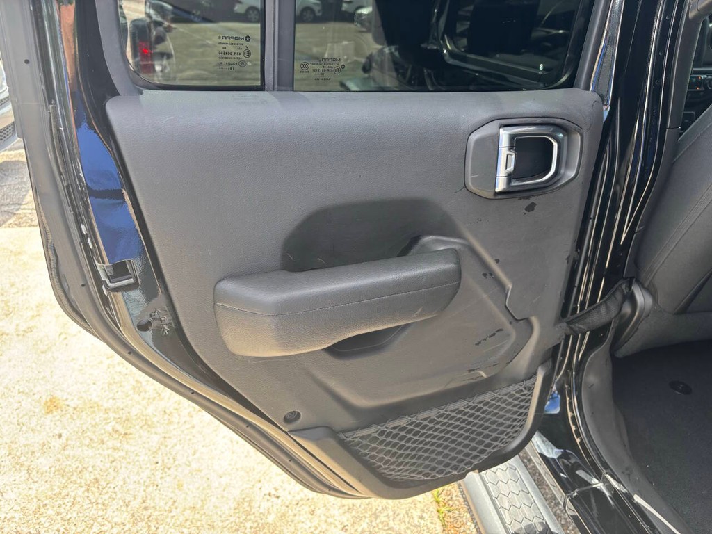 Jeep Wrangler Unlimited Vehicle Full-screen Gallery Image 15