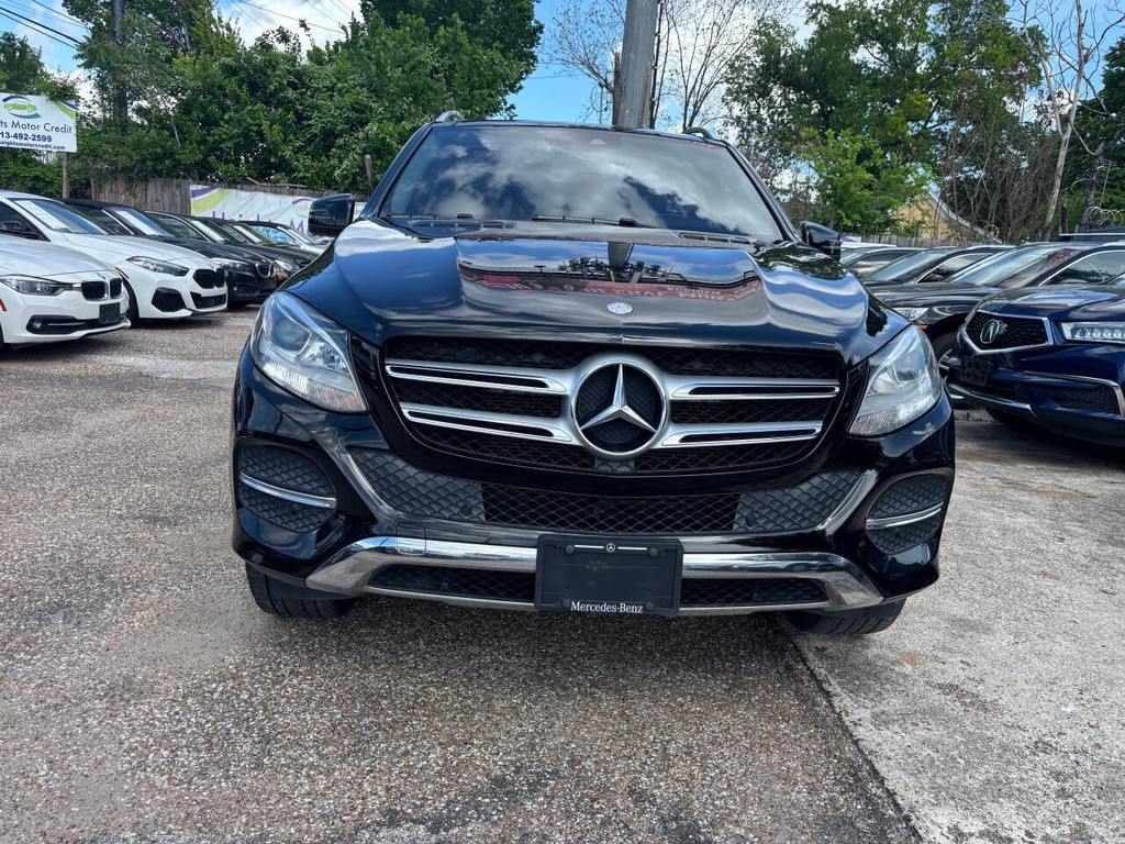 Mercedes-Benz GLE Vehicle Full-screen Gallery Image 02