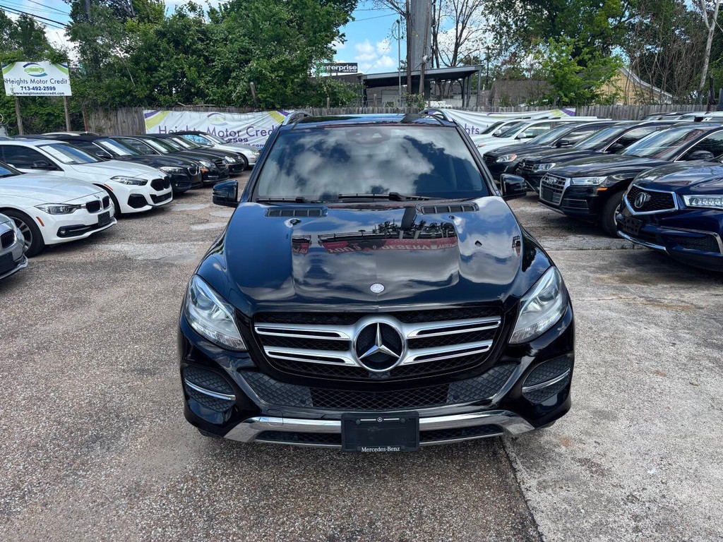 Mercedes-Benz GLE Vehicle Full-screen Gallery Image 03