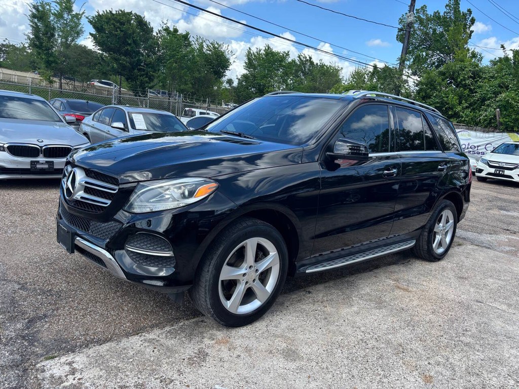 Mercedes-Benz GLE Vehicle Full-screen Gallery Image 04