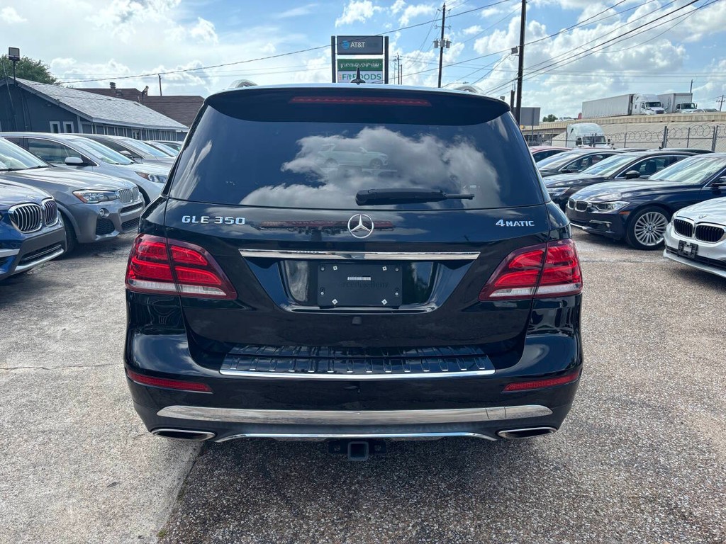 Mercedes-Benz GLE Vehicle Full-screen Gallery Image 06