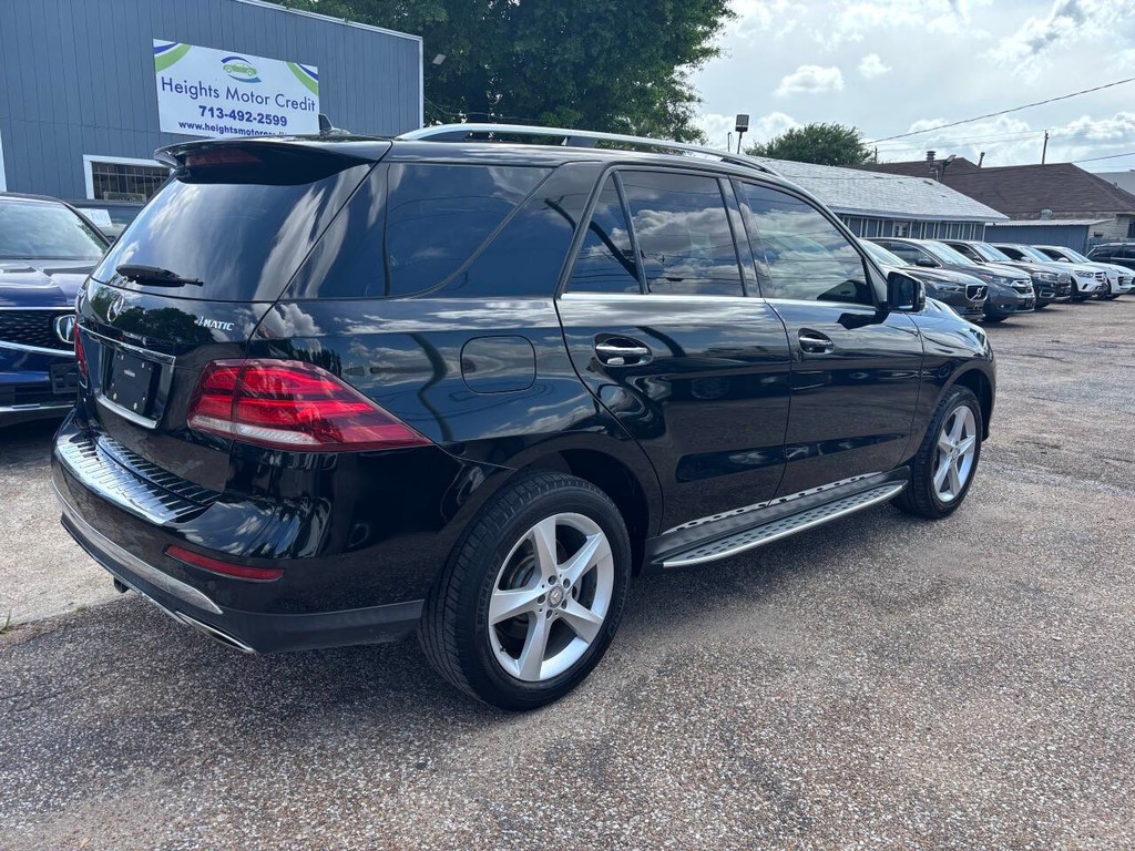 Mercedes-Benz GLE Vehicle Full-screen Gallery Image 07