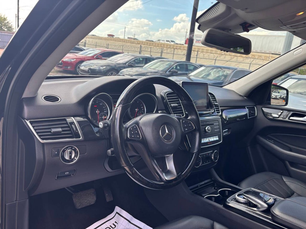 Mercedes-Benz GLE Vehicle Full-screen Gallery Image 08