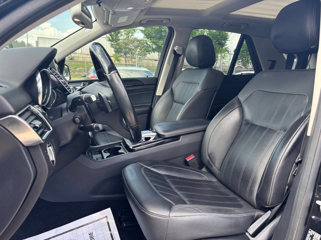 Mercedes-Benz GLE Vehicle Full-screen Gallery Image 09