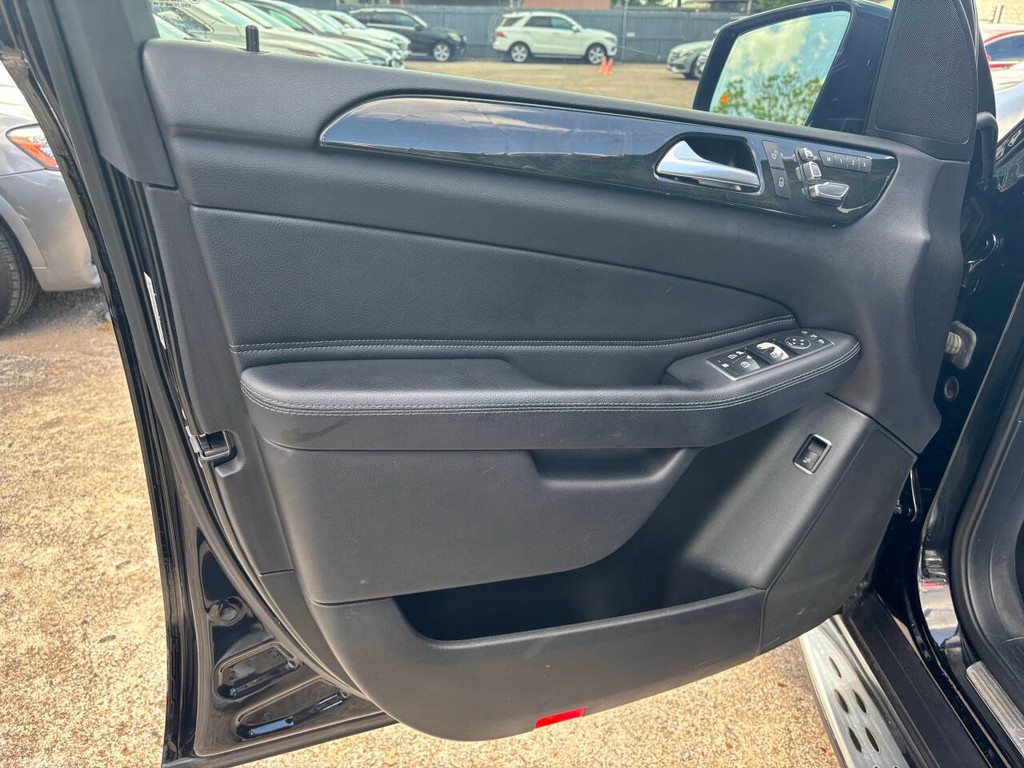 Mercedes-Benz GLE Vehicle Full-screen Gallery Image 10